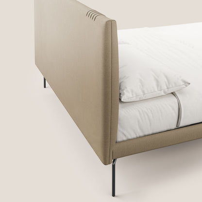 Finn letto imbottito con piedi alti in metallo in tessuto smacchiabile T05 beige 
