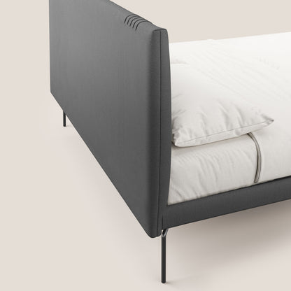 Finn letto imbottito con piedi alti in metallo in tessuto smacchiabile T05 antracite 