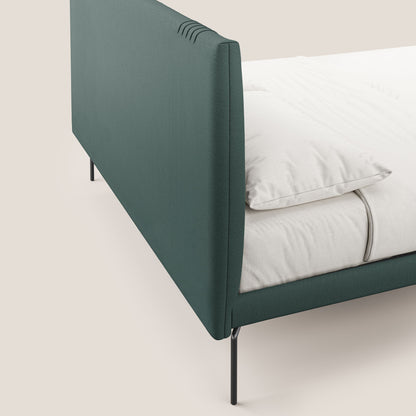 Finn letto imbottito con piedi alti in metallo in tessuto smacchiabile T05 verde 