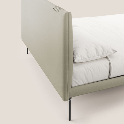 Finn letto imbottito con piedi alti in metallo in tessuto smacchiabile T05 panna 
