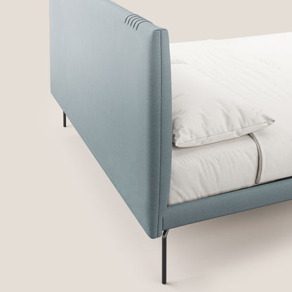 Finn letto imbottito con piedi alti in metallo in tessuto smacchiabile T05 carta da zucchero 