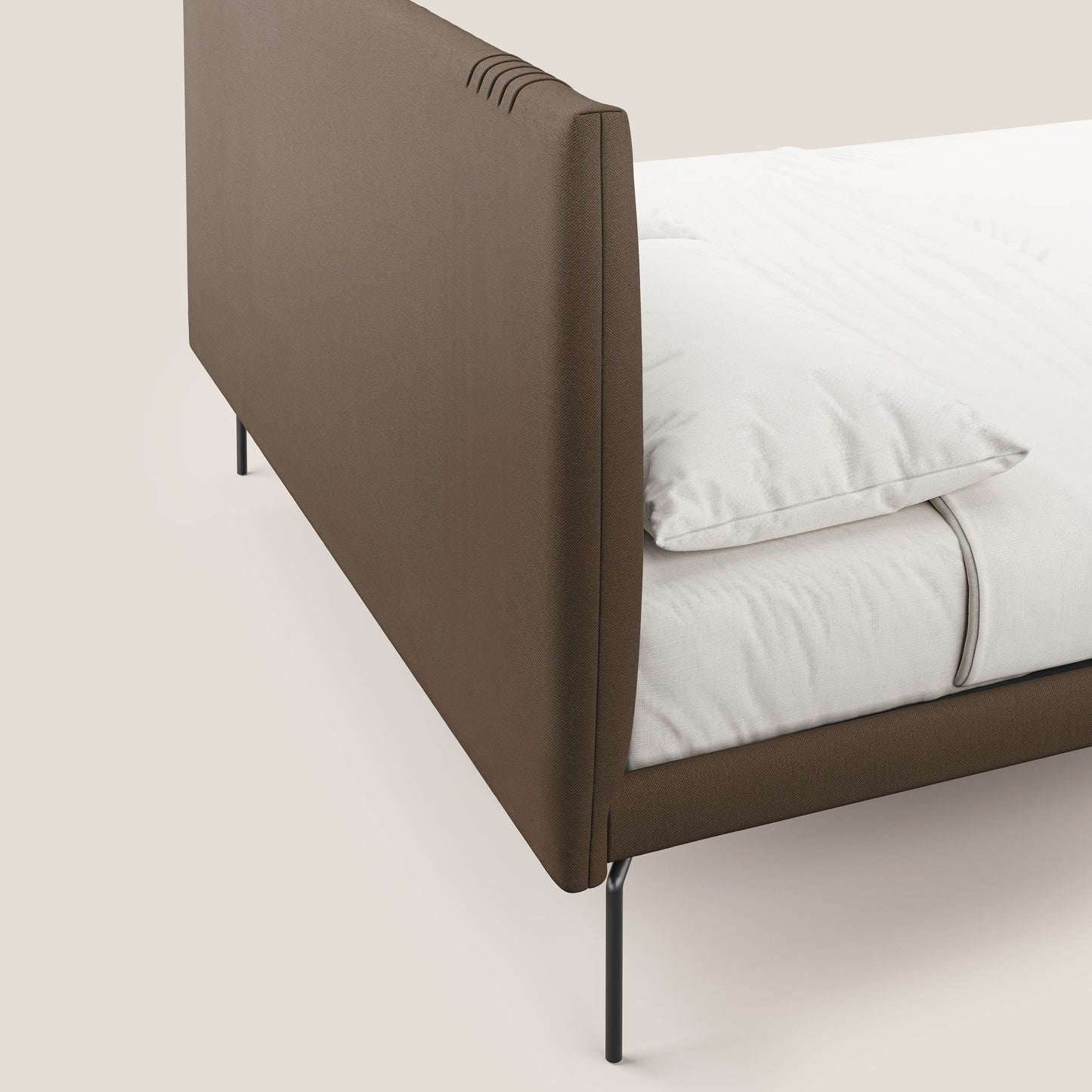 Finn letto imbottito con piedi alti in metallo in tessuto smacchiabile T05 marrone 