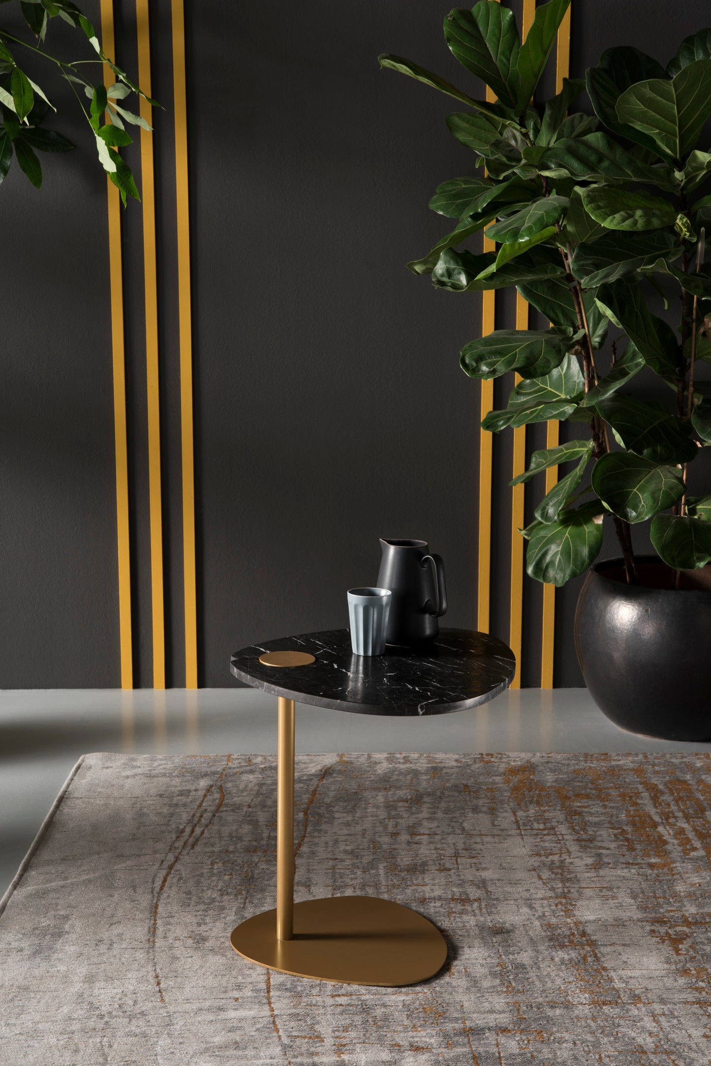 Hug tavolino da salotto con piano in marmo marquinia struttura nera