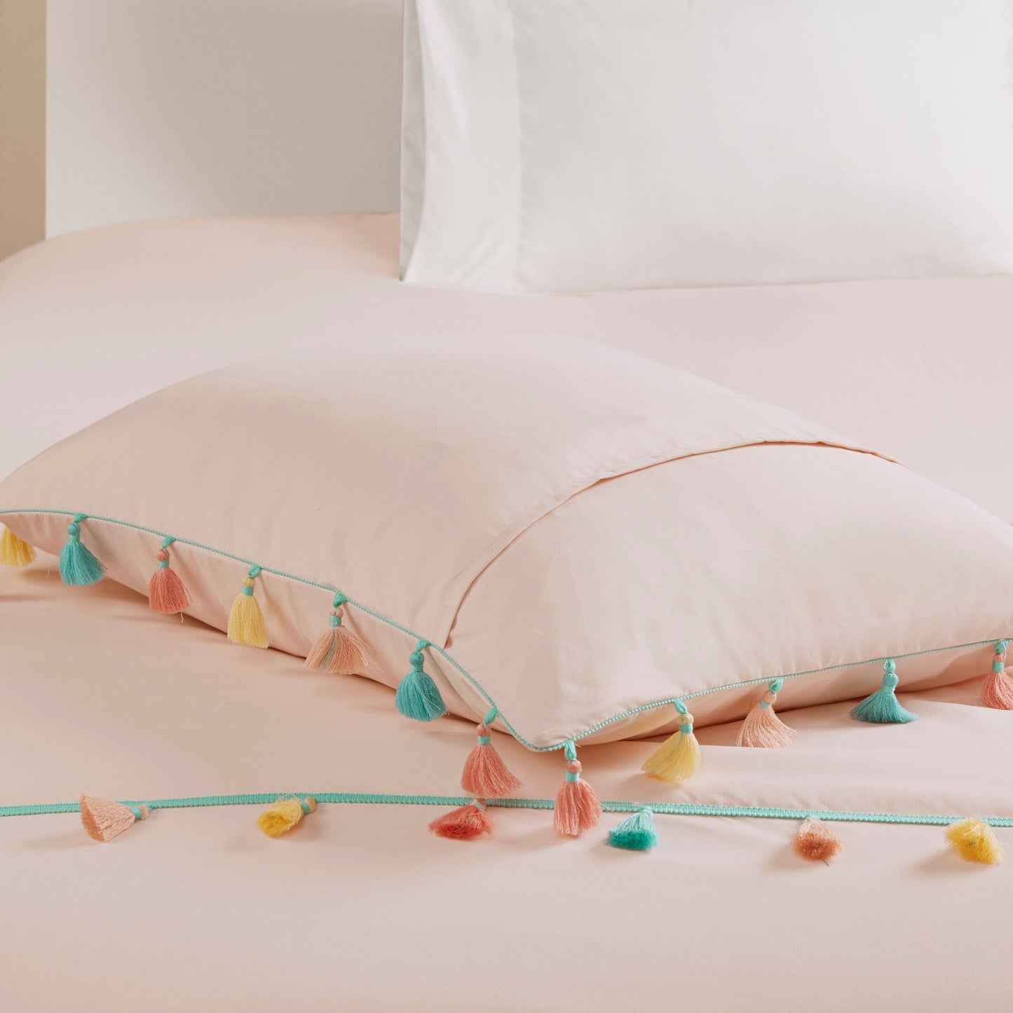 Intelligent Design Kids Tanya Tassel Comforter Set with Heart Shaped Throw Pillow