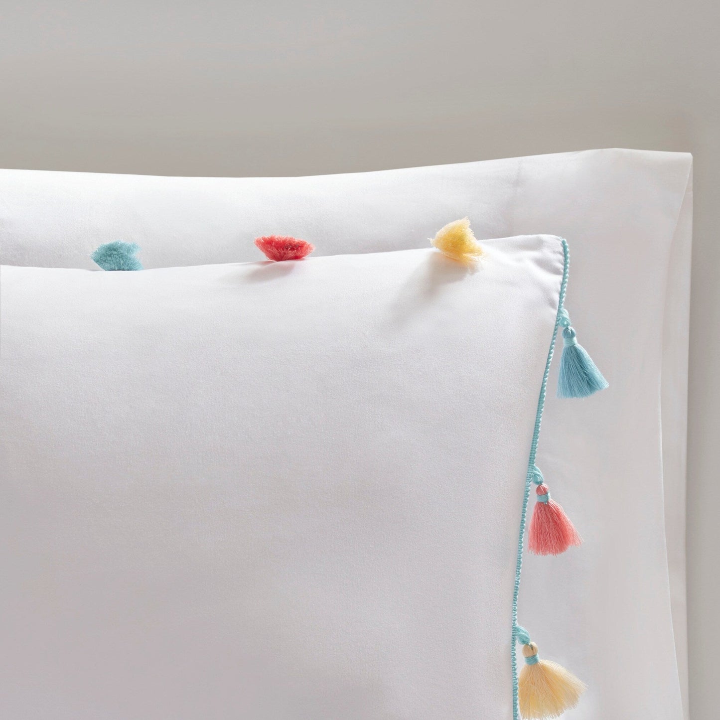 Intelligent Design Kids Tanya Tassel Comforter Set with Heart Shaped Throw Pillow