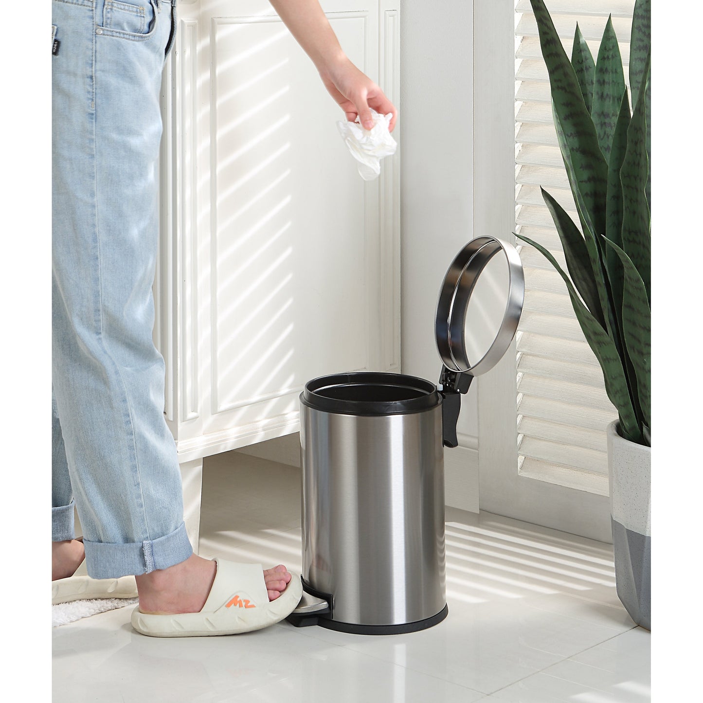 SunnyPoint 4.5 Liter / 1.2 Gallon Round Trash Can with Plastic Inner Bucket; Bathroom, Office and Bedroom Step On and Slow Close