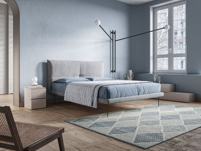 Akiko letto imbottito con piedi alti in metallo in tessuto impermeabile T02 grigio chiaro 