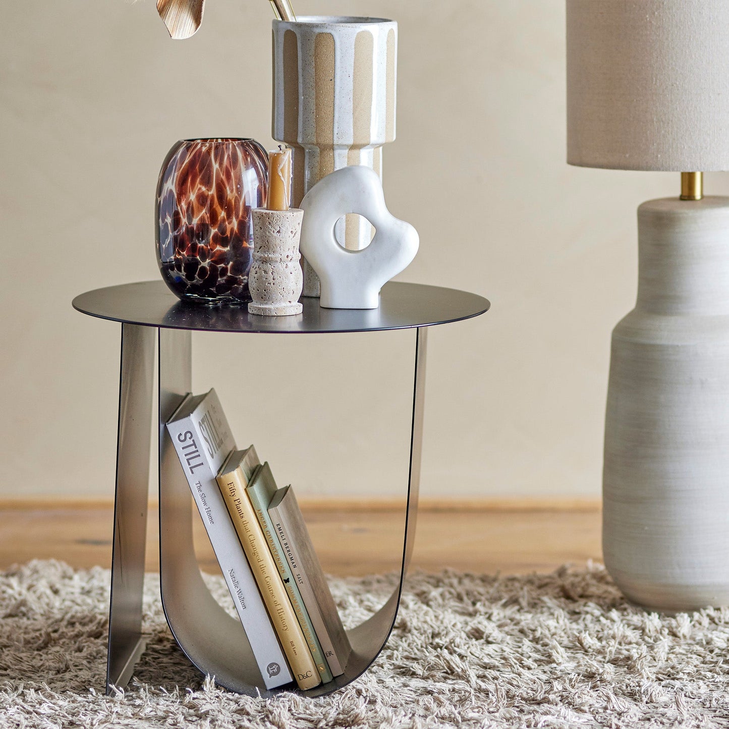 Cher tavolino moderno in metallo con spazio portariviste nero