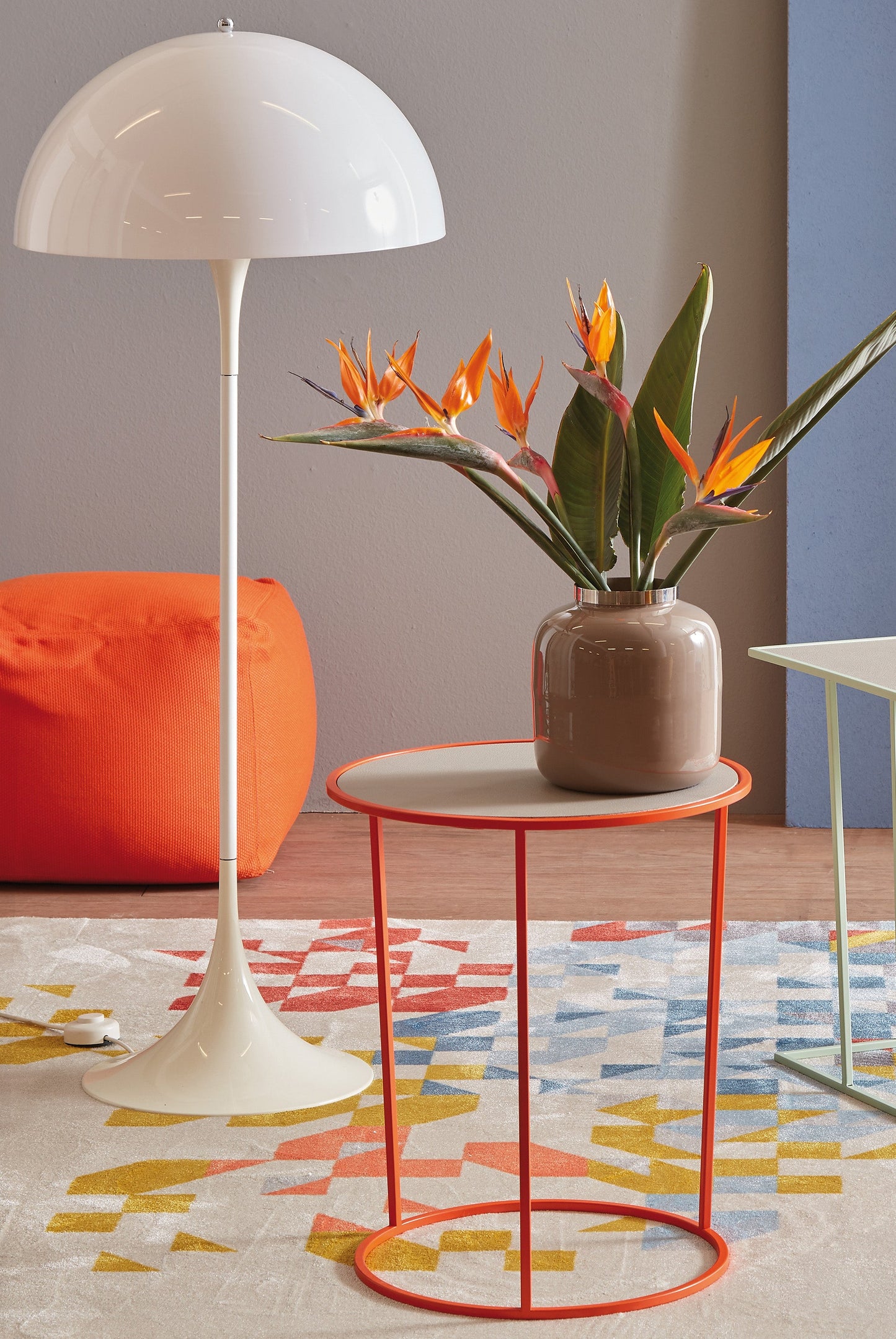 Costance tavolino rotondo da salotto con piano in pelle fiore melaminico rosso dalia