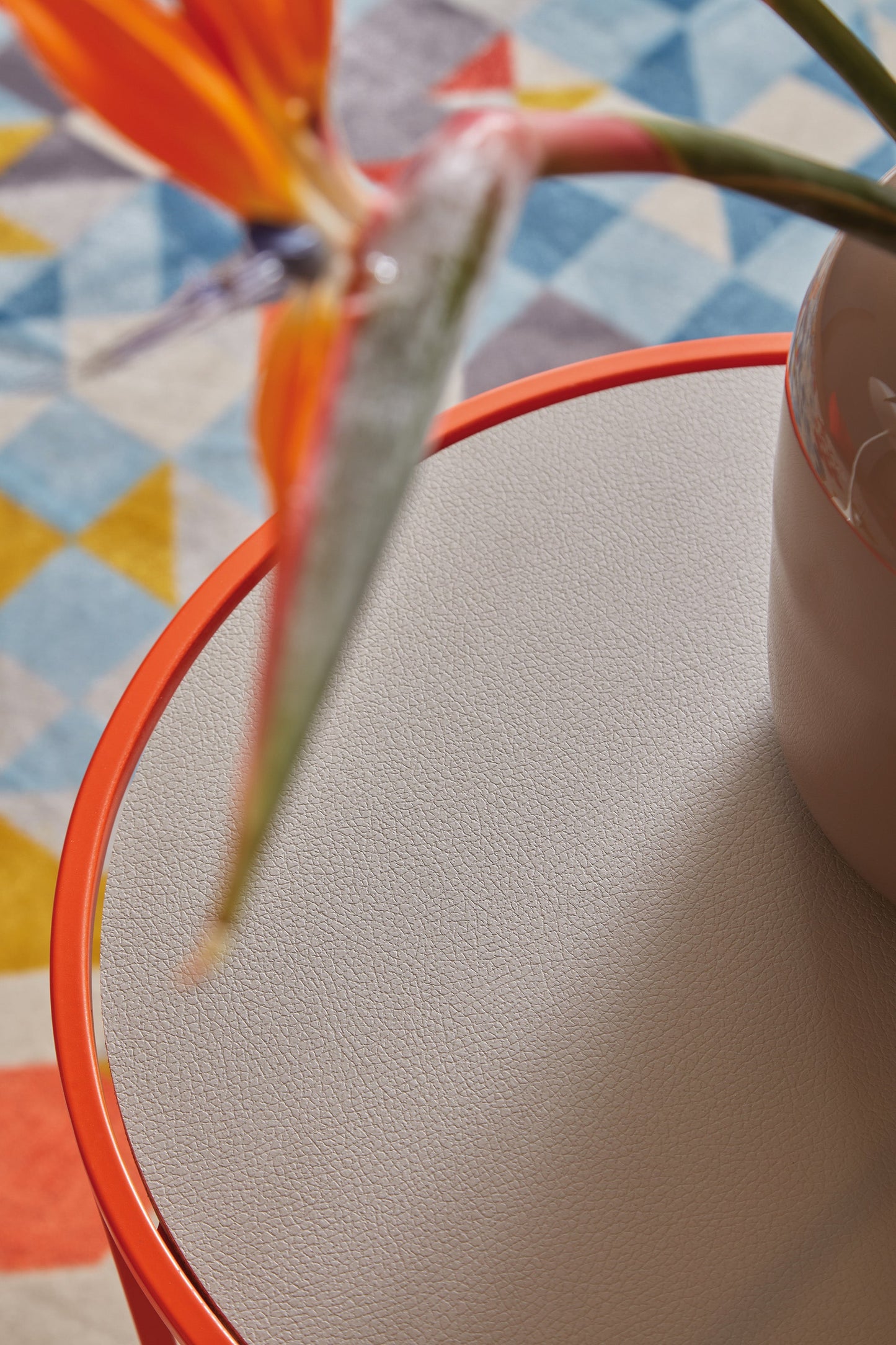 Costance tavolino rotondo da salotto con piano in pelle fiore melaminico salvia